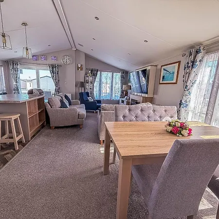 Beautiful 4 Berth Lodge With Free Wifi At Pakefield Holiday Park Ref 68019Cr Lowestoft Exterior foto