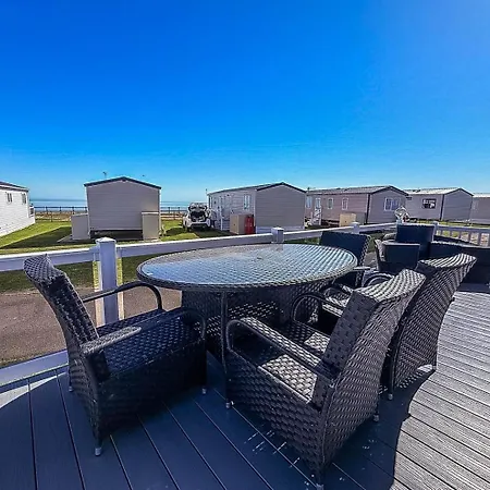 Beautiful 4 Berth Lodge With Free Wifi At Pakefield Holiday Park Ref 68019Cr Lowestoft Exterior foto