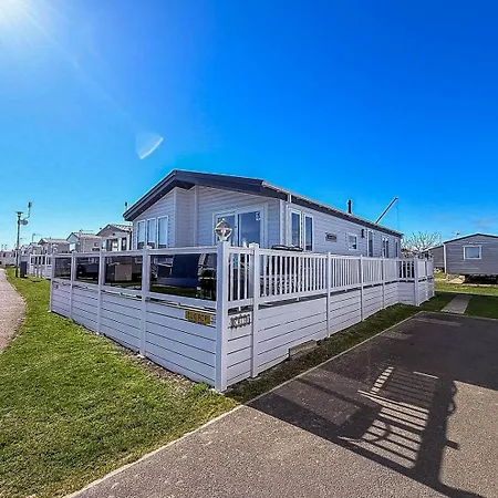 Beautiful 4 Berth Lodge With Free Wifi At Pakefield Holiday Park Ref 68019Cr Lowestoft Exterior foto