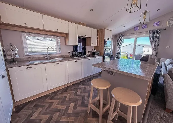 Beautiful 4 Berth Lodge With Free Wifi At Pakefield Holiday Park Ref 68019Cr