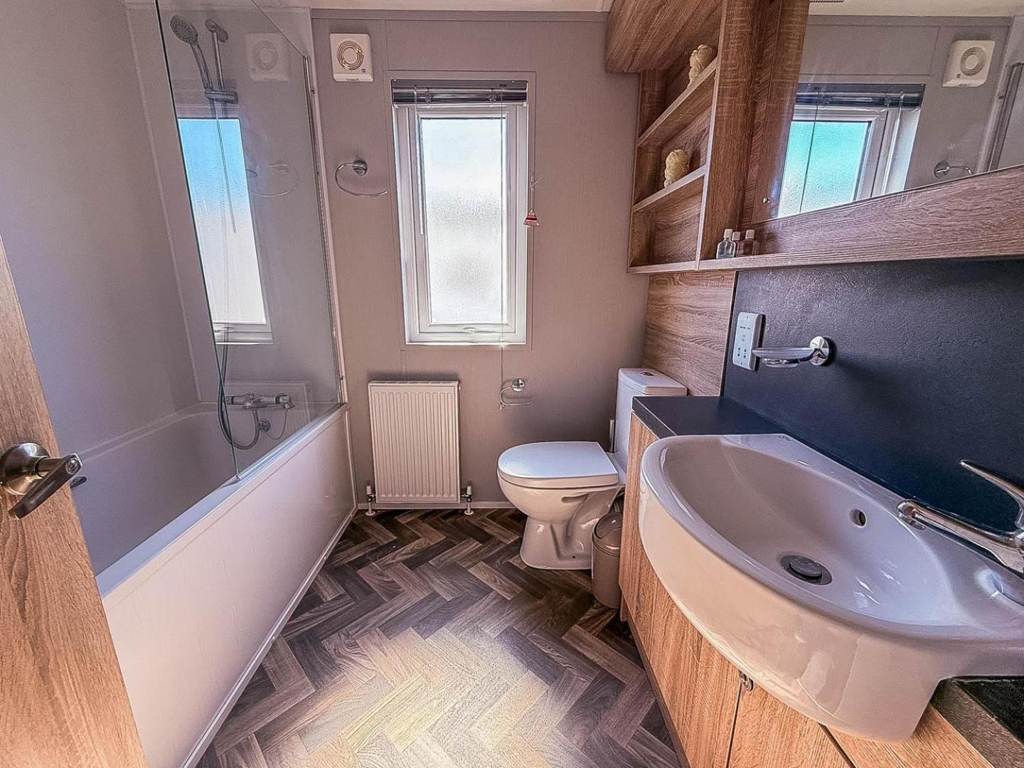 Lodge Beautiful 4 Berth With Free Wifi At Pakefield Ref 68019cr *